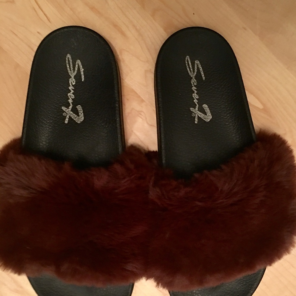 SEVEN 7 furry slippers. Size 9 - Picture 2 of 2